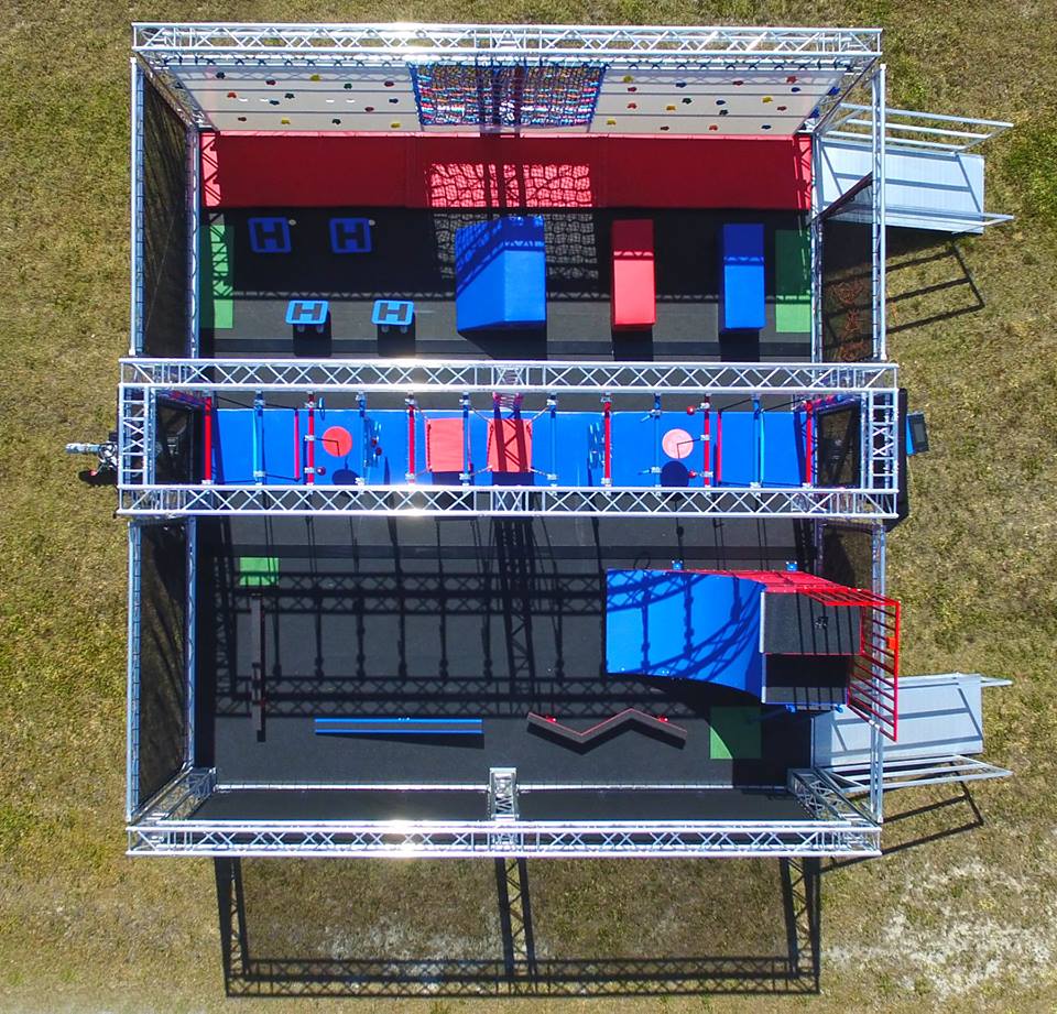 奇樂(lè)游樂(lè)是游樂(lè)設(shè)備實(shí)力廠家，美國(guó) Galaxy Multi Rides是奇樂(lè)在美國(guó)做的忍者道拓展項(xiàng)目，是一個(gè)在戶(hù)外搭建起來(lái)的拓展項(xiàng)目，室內(nèi)大人，青少年挑戰(zhàn)，游玩的項(xiàng)目。本忍者道拓展有攀巖墻，空中攀爬挑戰(zhàn)關(guān)卡都能多種拓展項(xiàng)目，是由奇樂(lè)優(yōu)秀的設(shè)計(jì)師團(tuán)隊(duì)設(shè)計(jì)出來(lái)的方案，忍者道拓展項(xiàng)目在國(guó)外是非常流行的一種項(xiàng)目之一，它是可以鍛煉游玩者的體能，需要有優(yōu)秀的身體素質(zhì)，也能鍛煉游玩者的身體。